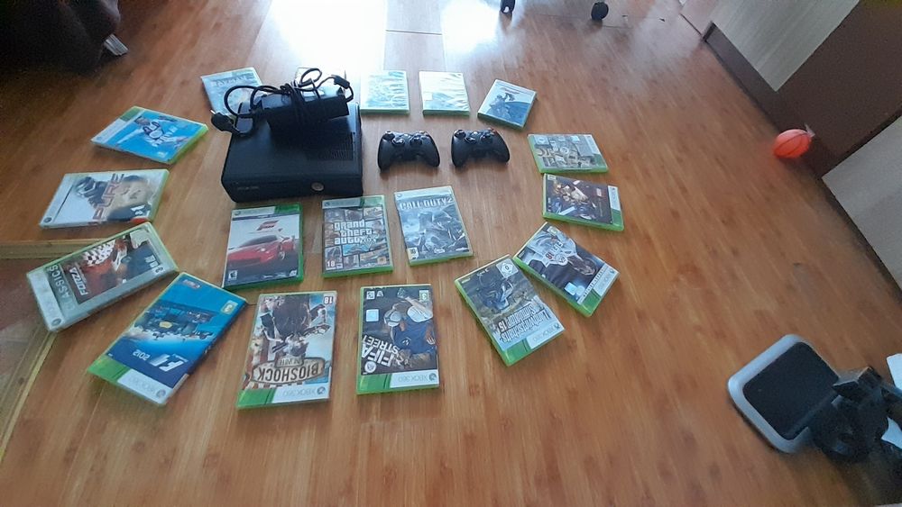 Vând xbox 360 cu jocuri