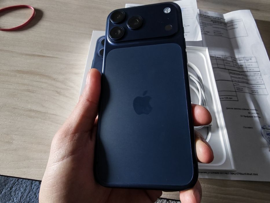 Продавам като нов iPhone 17 pro max 256gb.15 цикъла на батерията