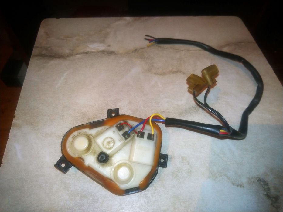 Продам от правого  электро зеркала Авенсис