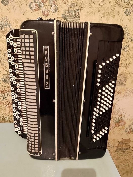 Продам Баян Рубин 7