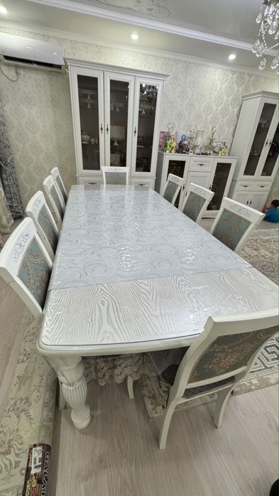Стол стулья гостиной