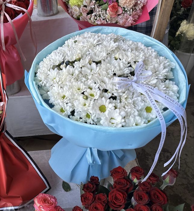 Buket gullar atirgul bables pioniy roza