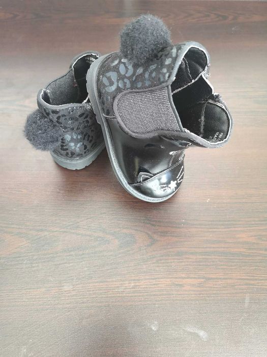 Лачени черни боти с детайл помпон от колекция на Primark. 20/21 номер