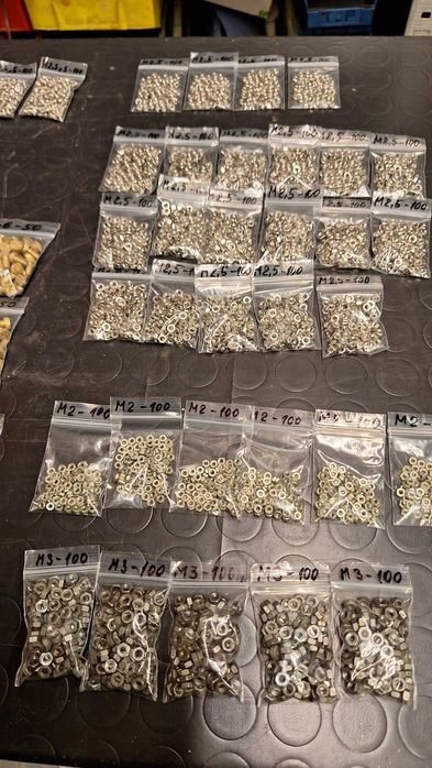 Крепежи, малки размери болтове, гайки, шайби