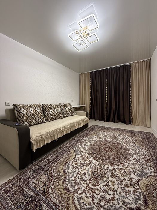 Диван и шторы в комплекте