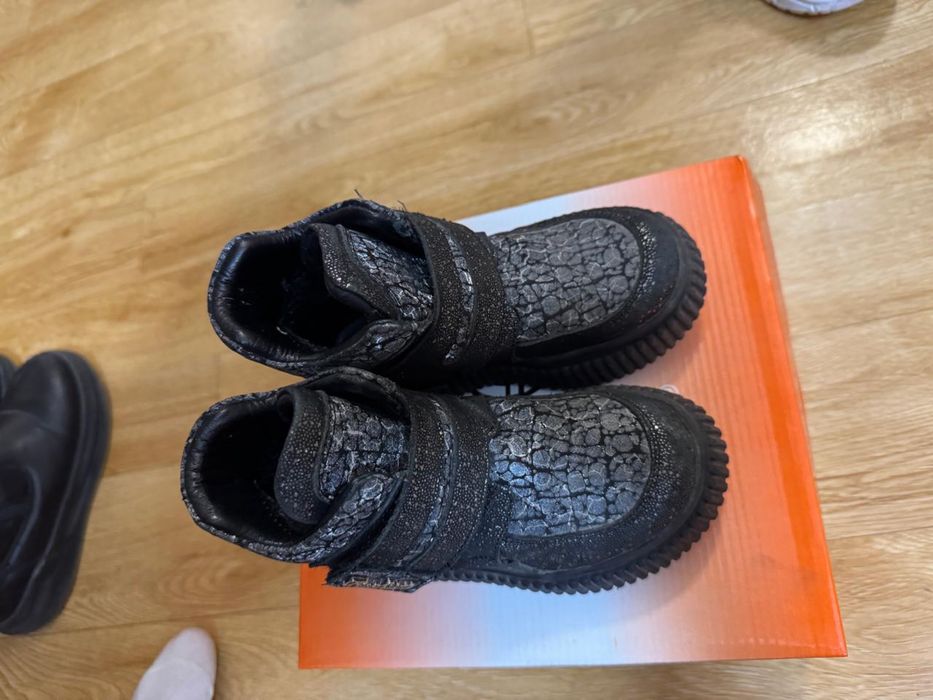 Продам осенние батинки на девочку