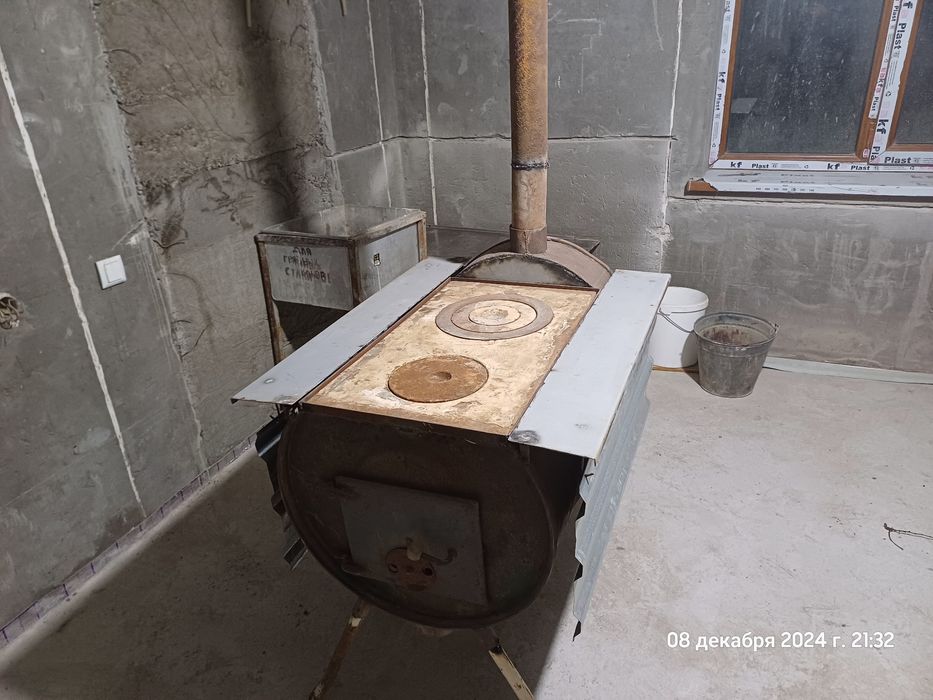 Буржуйка, печка утин кумирда иситади.