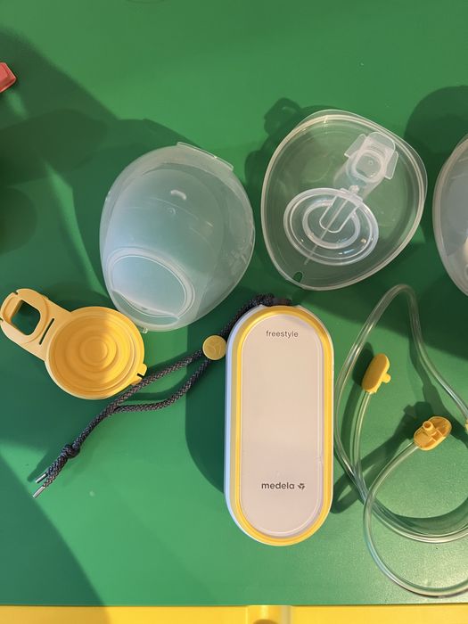 Pompa Medela Freestyle cu cupe portabile