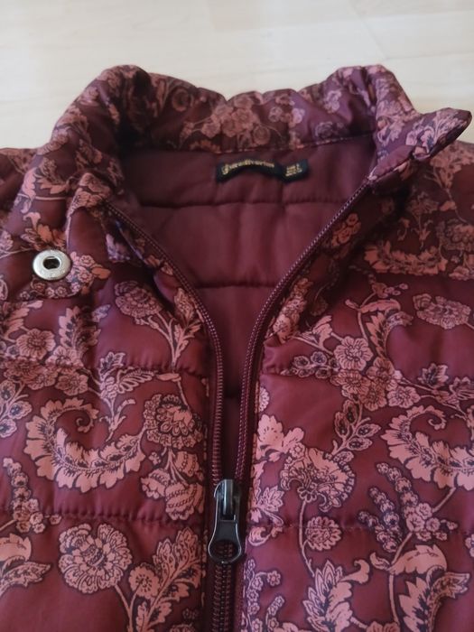 Jachetă Stradivarius matlasată vișinie, imprimeu floral baroc, S-M