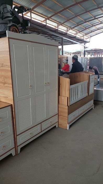 Bolalar maneji va shkaf