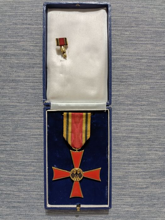 Федерална република Германия, Орден за заслуги, Кръст за заслуги към м