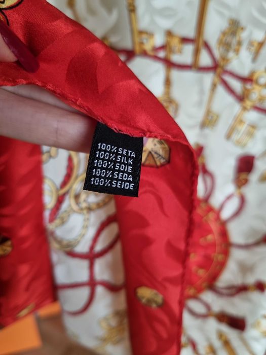 Голям копринен шал в червената гама