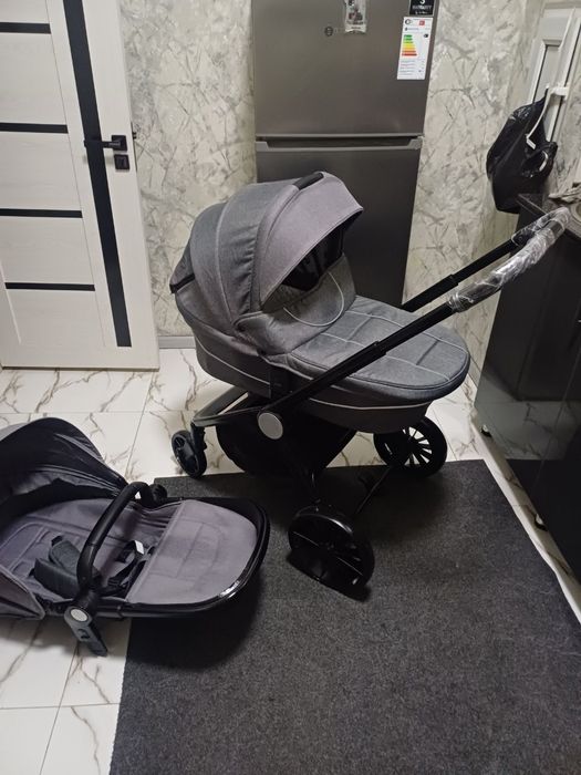 Продаётся фирменный коляска 2в1