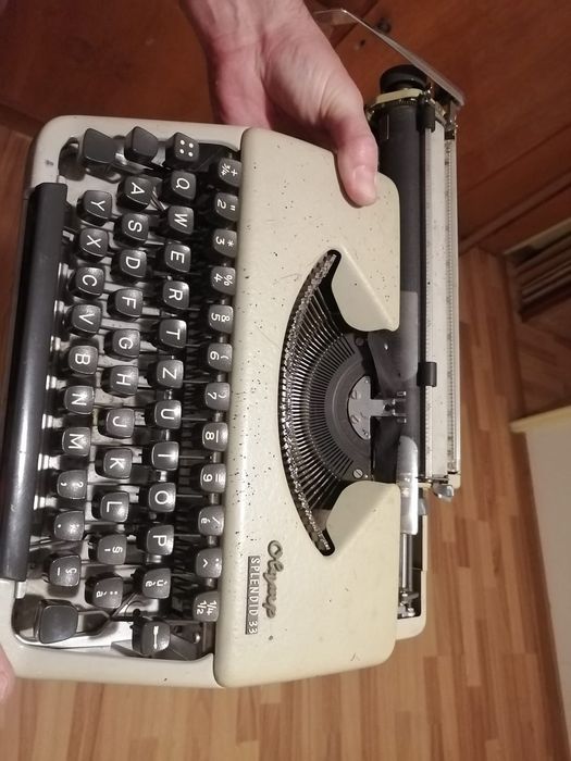 Bibelouri ,pahare si oglinda mare de perete,masina de scris veche.