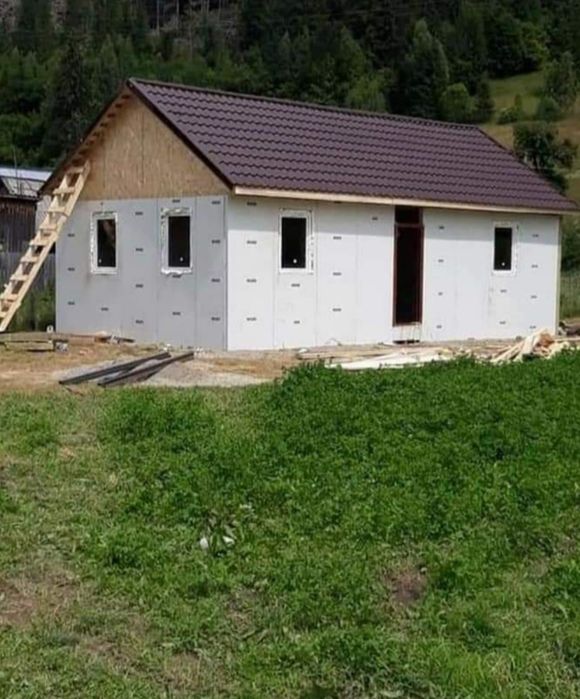 Case sau containere la vânzare