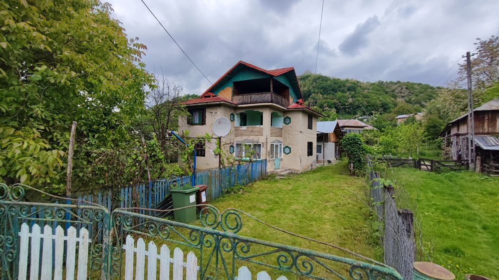 Casa cu etaj si teren  - vanzare sau inchiriere com. Carbunesti