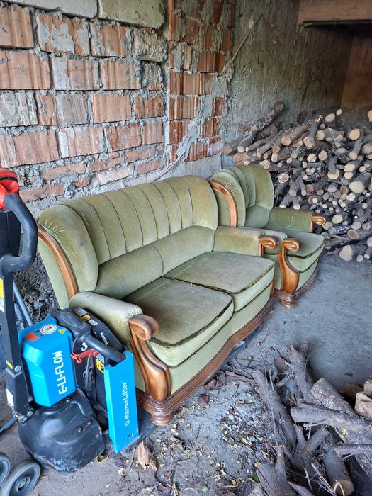 Fotolii din lemn de nuc cu tapiterie de culoarea frunzei de nuc.