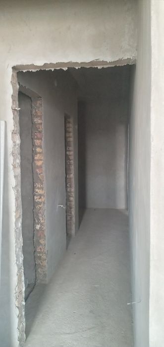 Uy sotiladi yo'l yoqasida