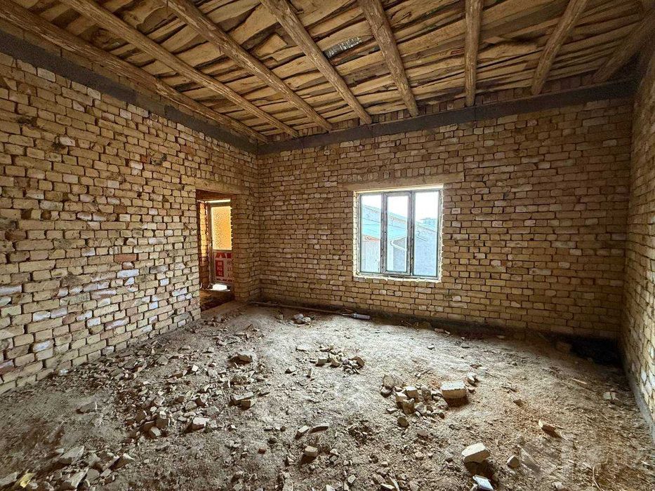 Янги пишган ғиштдан сифатли курилган каробка участка сотилади.
