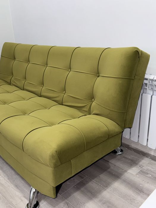 Диван зеленого цвета 180