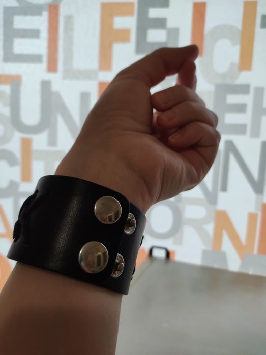 Продам браслет на запястье