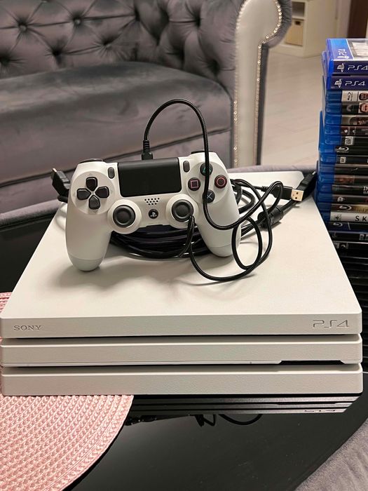 PS4 Pro white + 2 jocuri + filme Blu-ray