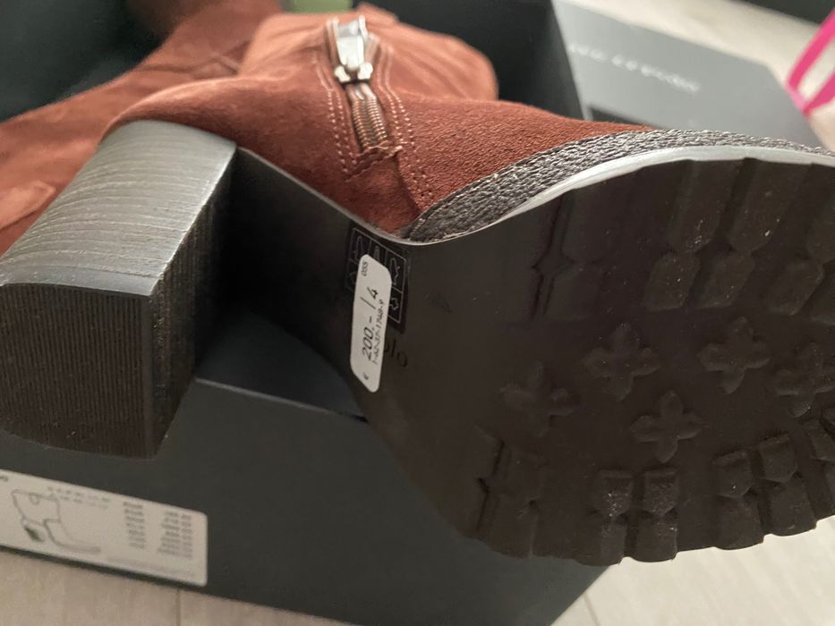 Vând cizme din piele întoarsă.