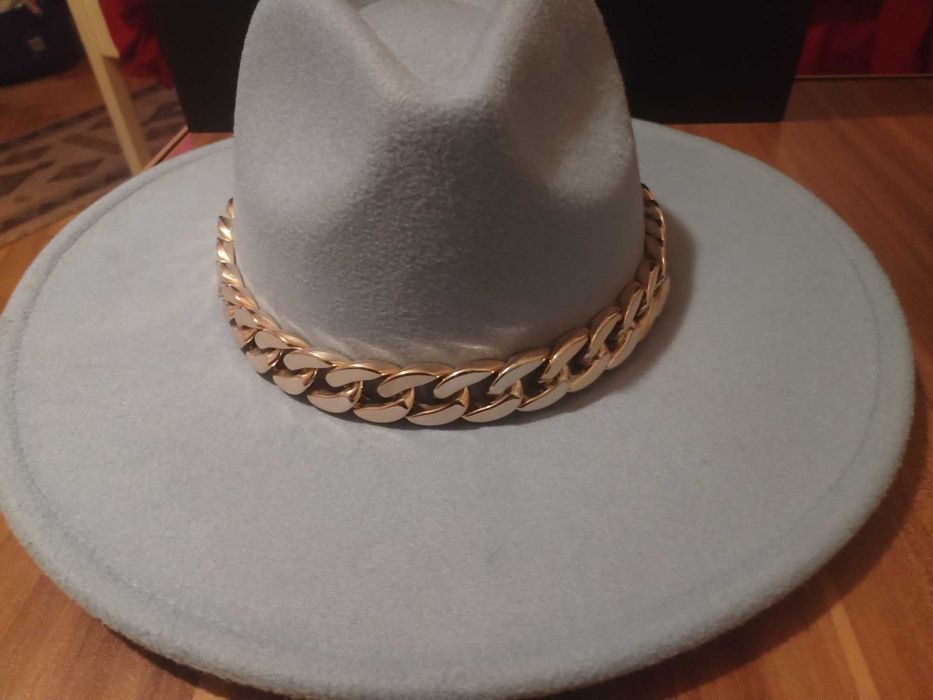 Palarie bleu deschis cu lant auriu-eleganta