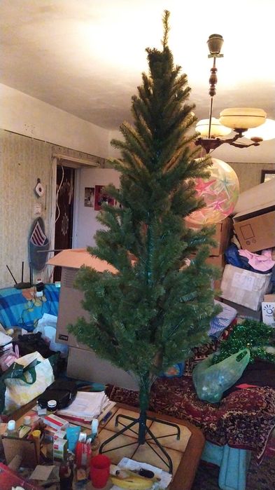 Vînd brad artificial de Crăciun și diferite ornamente