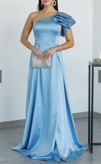 Дълга официална рокля с елегантна цепка