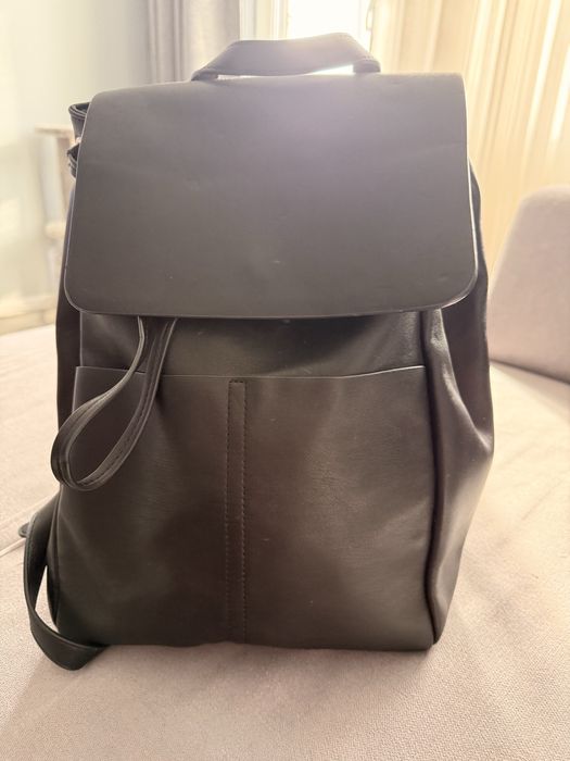 Черна раница марка About you