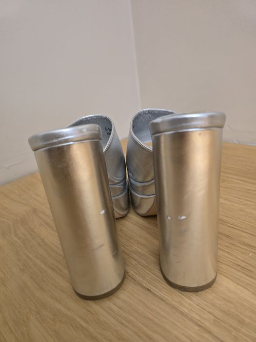 Сребърни обувки и чанта