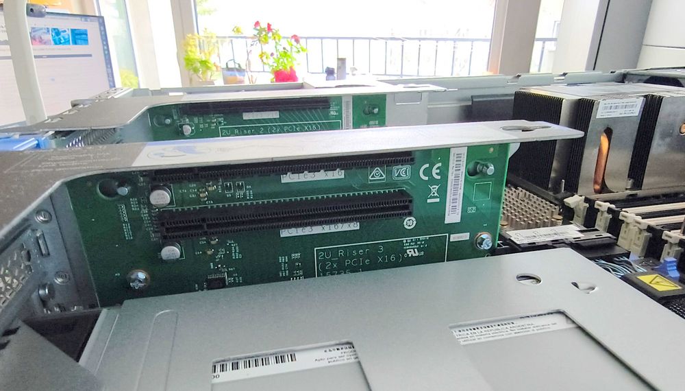 Сървър Lenovo ThinkSystem SR650 12LFF 2*Xeon Gold 6230 64GB 930-16i