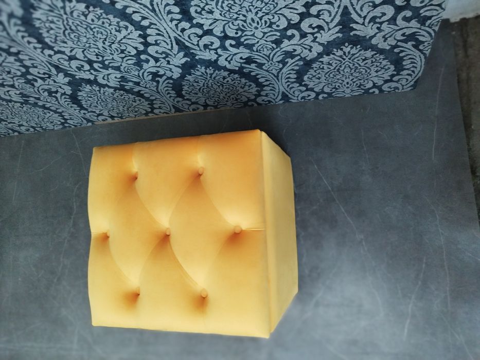 Vând taburet cheserfield cu spatiu depozitare din catifea galben