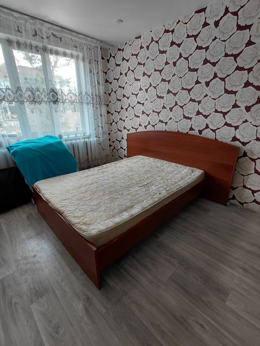 Двухчпальня кровать с матрасом