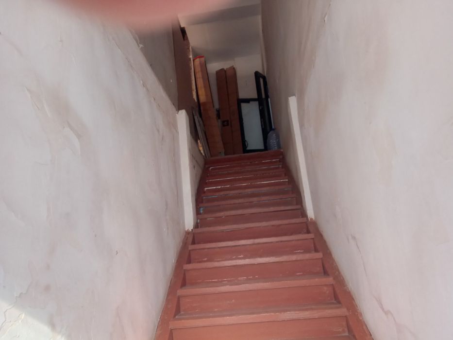 Продается 2х этажный магазин напротив курантов