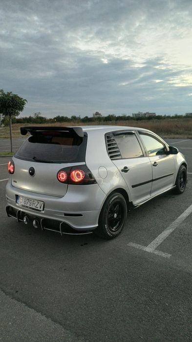 Vând Golf 5 R32.