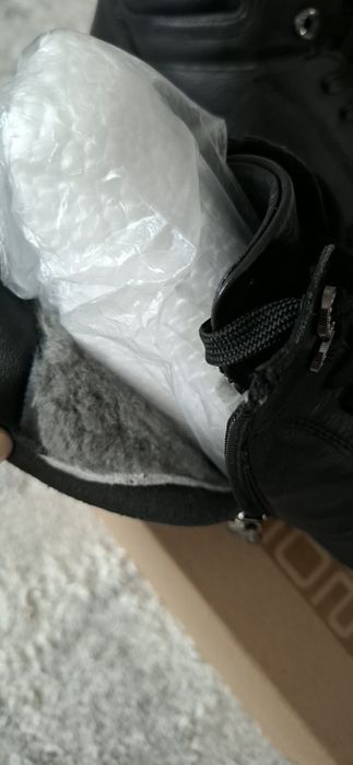 Продам зимние кроссовки