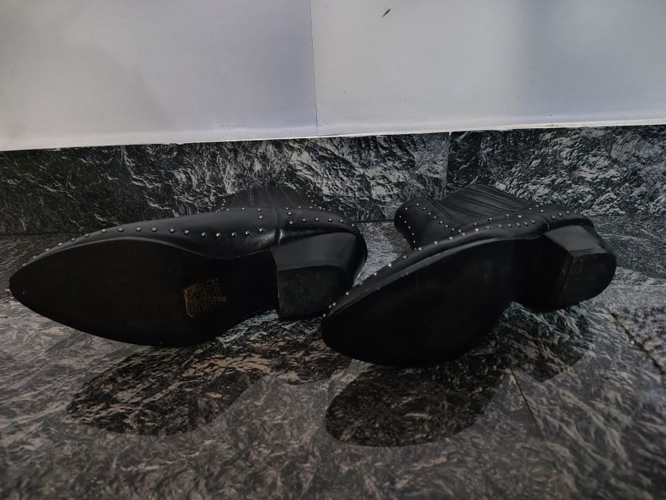 Vând ciocate negre cu ținte albe