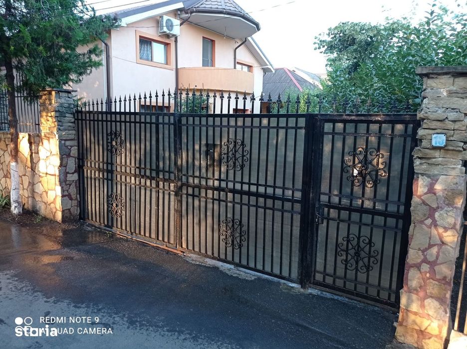 vand casa 2 corpuri-spatioasa pretabil 2 familii