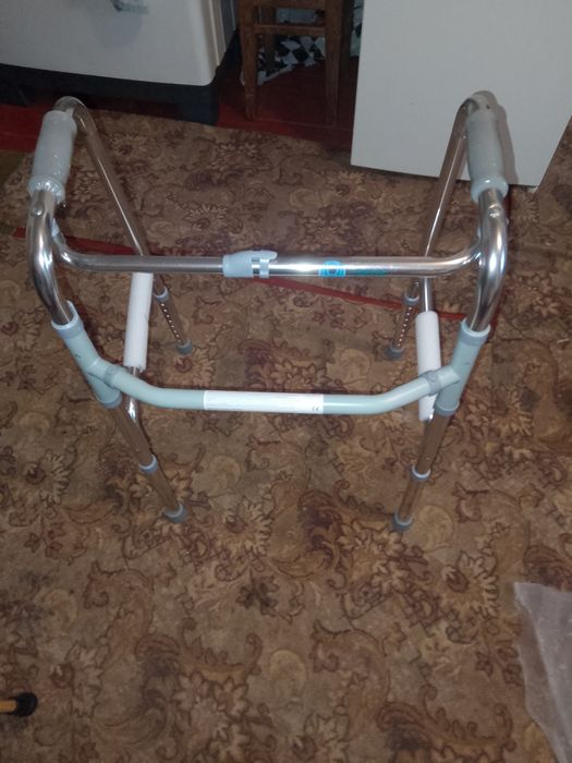 Продам ходунки новые