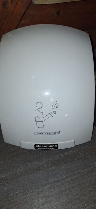 Uscator electric pentru maini