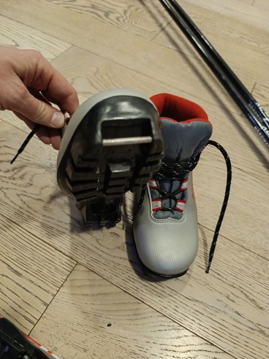 Лыжи палки ботинки 32р.