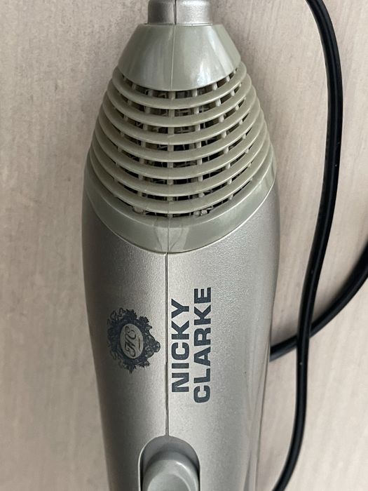 Foehn de voiaj Niky Clarke