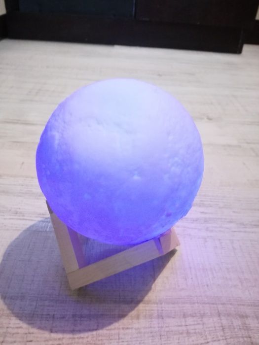 Продавам нощна лампа тип луна