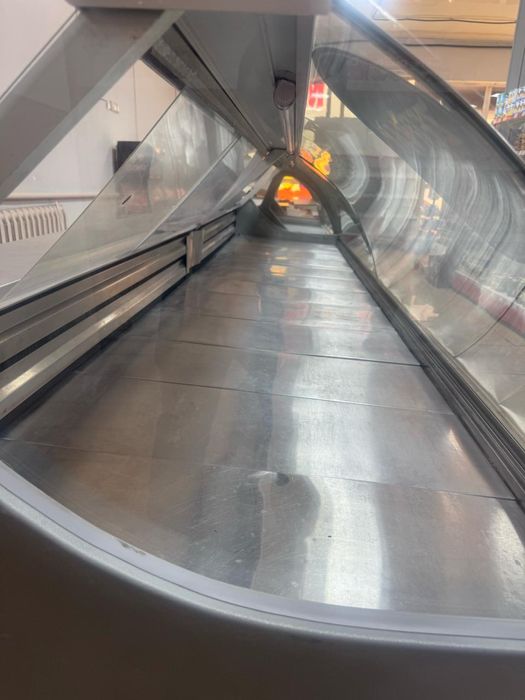 Продаю витриный холодильник