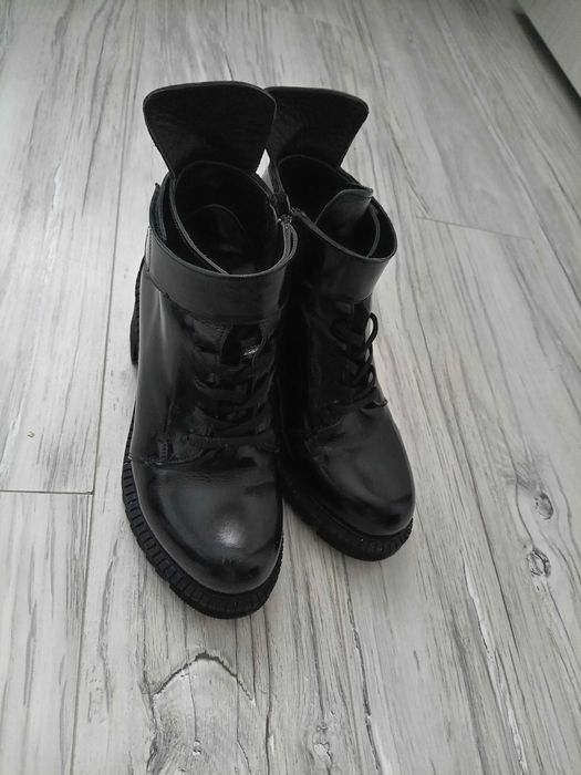 Ghete din piele lacuita.