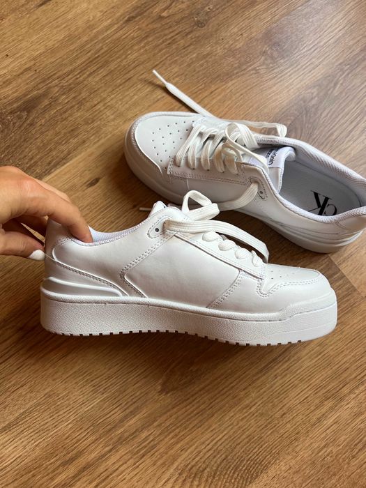 Calvin Klein бели маратонки