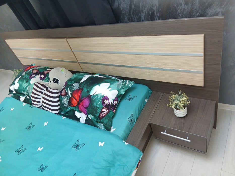 Vand pat matrimonial mare cu noptiere făcut pe comanda