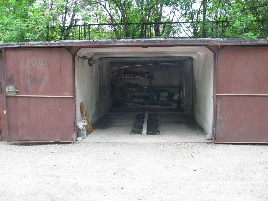 Дядя сдает гараж